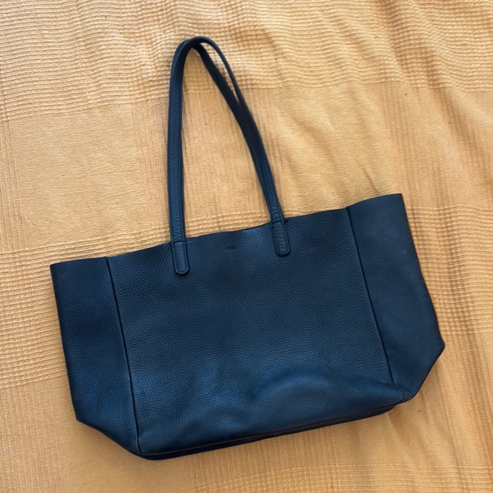 BAGGU Black Tote Bag with Minimalist Design